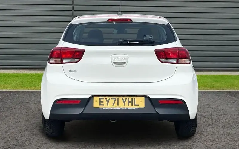 Used Kia Rio 84 HP (61 kW) 2021 White Hatchback