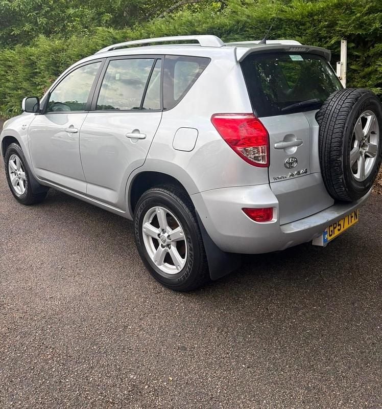 Usado Toyota RAV4 134 HP (98 kW) 2007 Prateado Carrinha