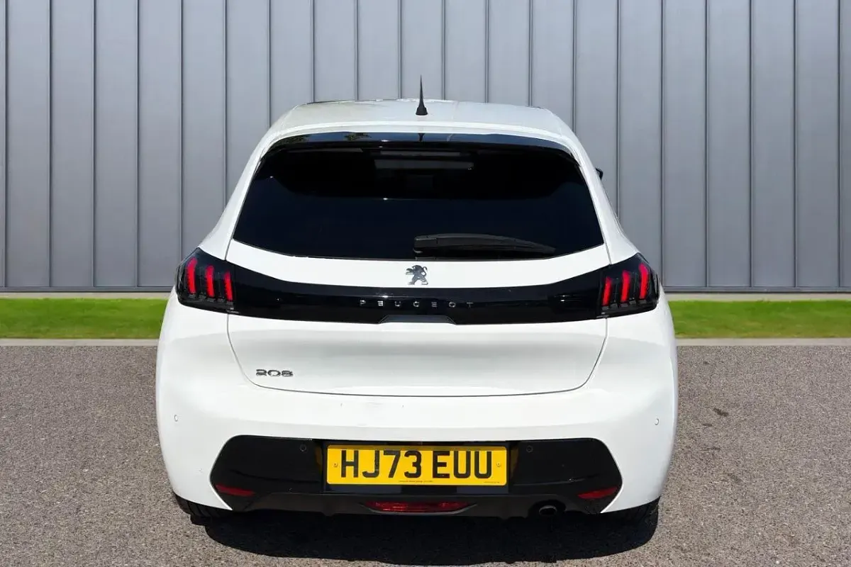 Used Peugeot 208 Allure+ 99 HP (72 kW) 2023 White Hatchback