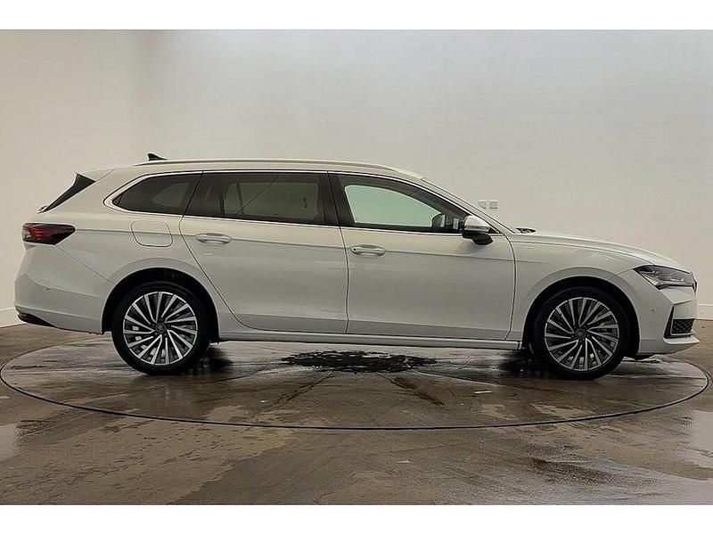 Used Skoda Superb LAURIN & KLEMENT 142 HP (104 kW) 2025 Pure white Estate