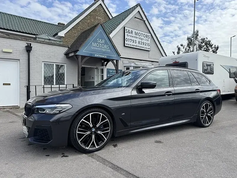 Usado BMW 520 M Sport 2021 Gris Familiar