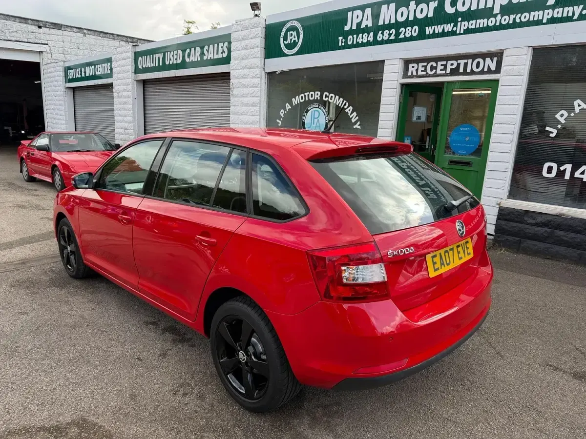 Used Skoda Rapid SE 90 HP (66 kW) 2015 Red Hatchback
