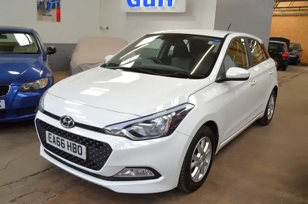 Used Hyundai i20 SE 84 HP (61 kW) 2016 White Hatchback