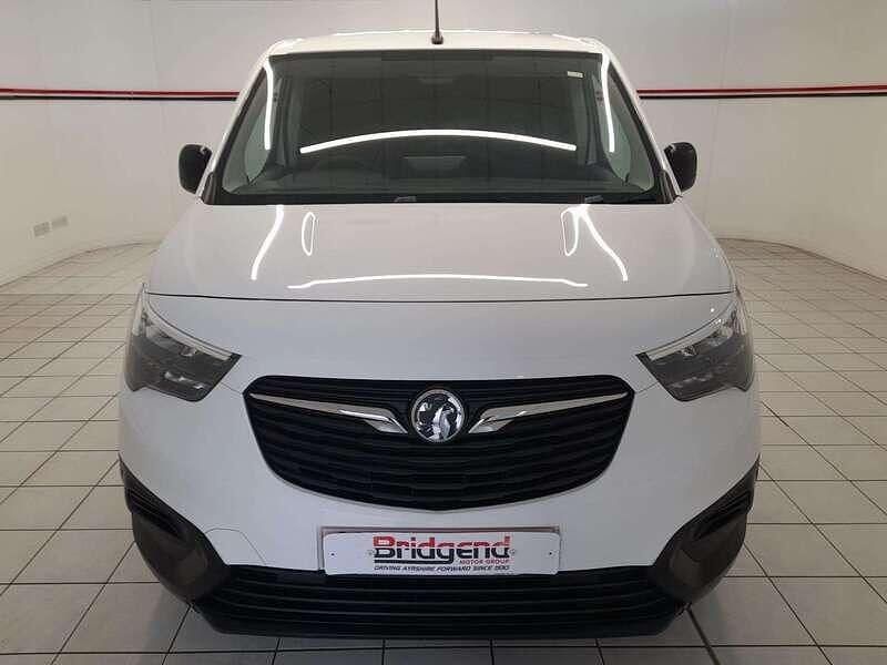 Used Vauxhall Combo 100 kW (136 HP) 2022 White MPV