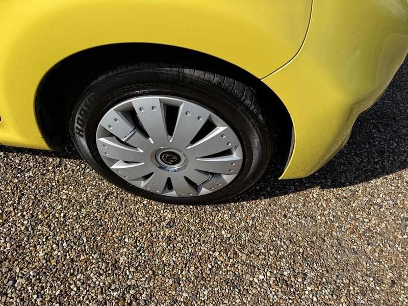 Used Peugeot 107 68 HP (50 kW) 2010 Yellow Hatchback