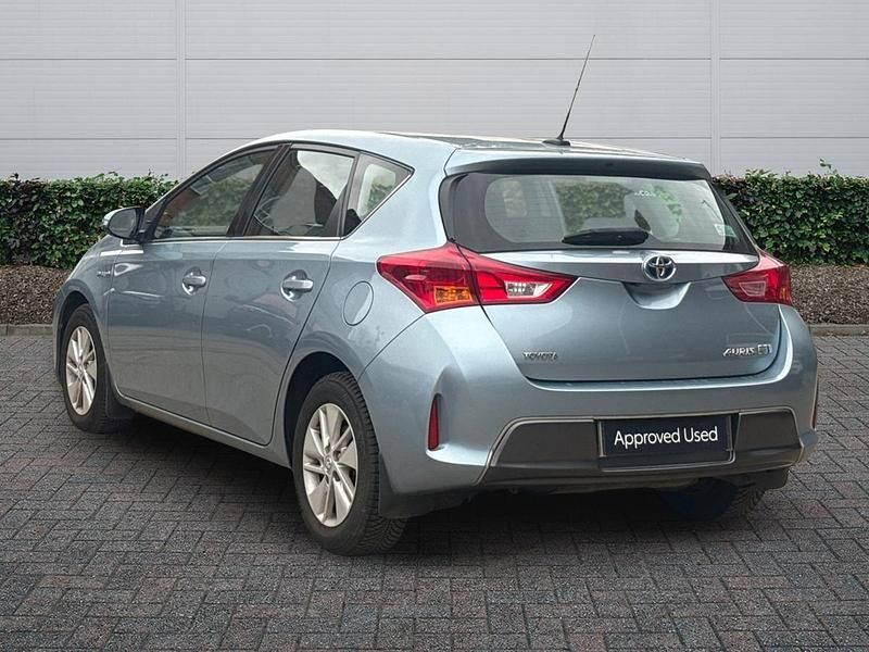 Used Toyota Auris Hybrid 136 HP (100 kW) 2013 Blue Hatchback