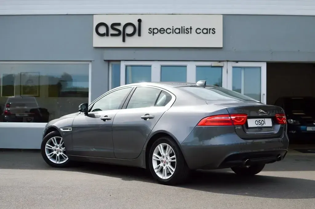 Używany Jaguar XE Prestige 250 KM (183 kW) 2018 Szary Sedan/Limuzyna