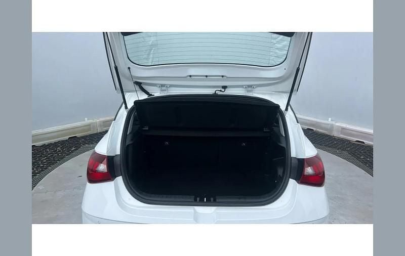 Used Hyundai i20 SE 100 HP (73 kW) 2022 White Hatchback