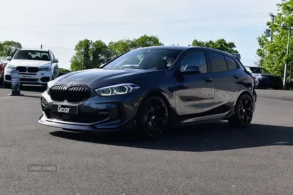 Begagnad BMW M135 M Performance 2021 Grå Halvkombi