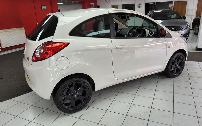 Used Ford Ka Zetec 69 HP (50 kW) 2016 White Hatchback