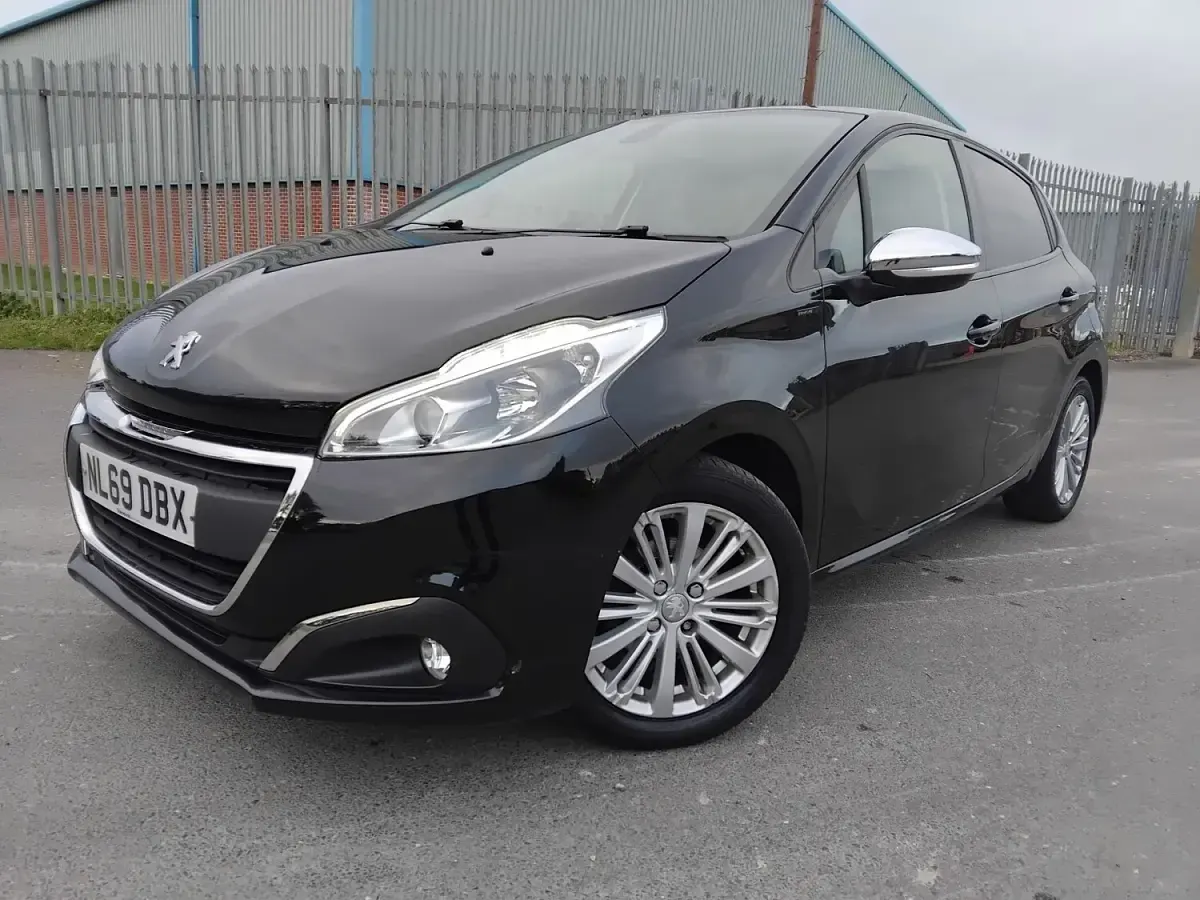 Używany Peugeot 208 Signature Sky 2019 Czarny Hatchback