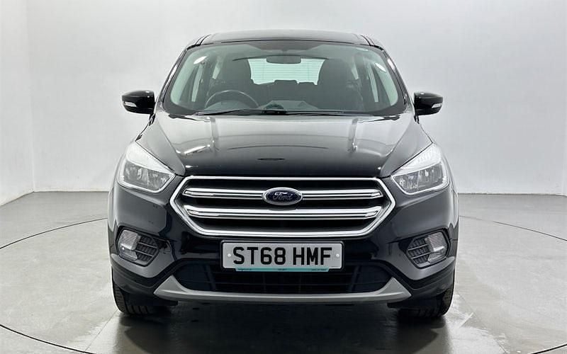 Usado Ford Kuga Zetec 120 HP (88 kW) 2018 Preto SUV