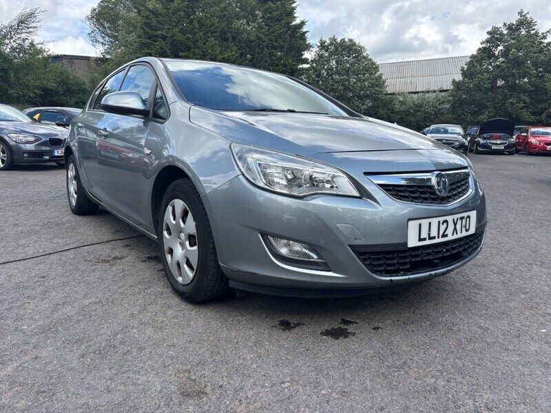 Silver Used 2012 Vauxhall Astra Hatchback | £1,795 (Good price) - Image 1/4