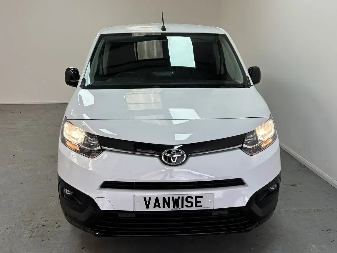 Used Toyota Proace Design 130 HP (95 kW) 2024 White MPV