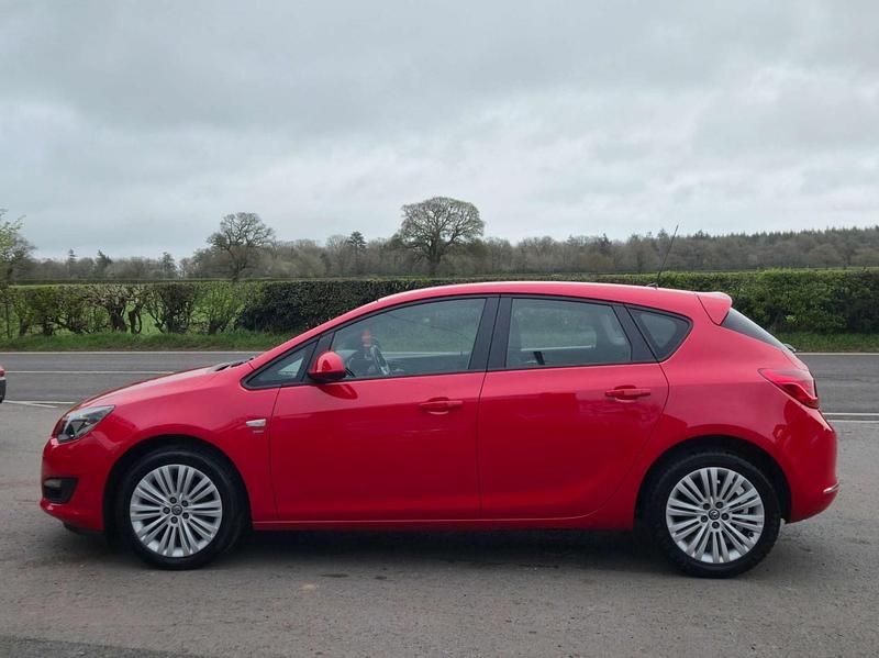 Second-hand Vauxhall Astra 2013 Roșu Hatchback