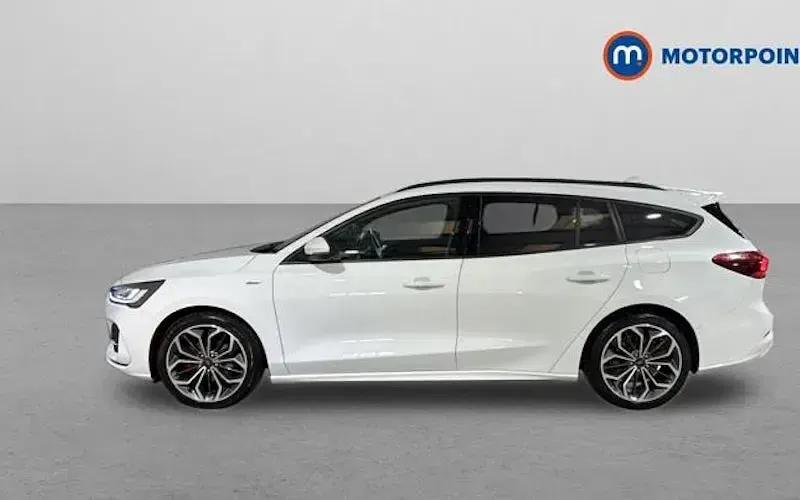 Begagnad Ford Focus ST-Line X 155 HK (114 kW) 2023 Vit Kombi
