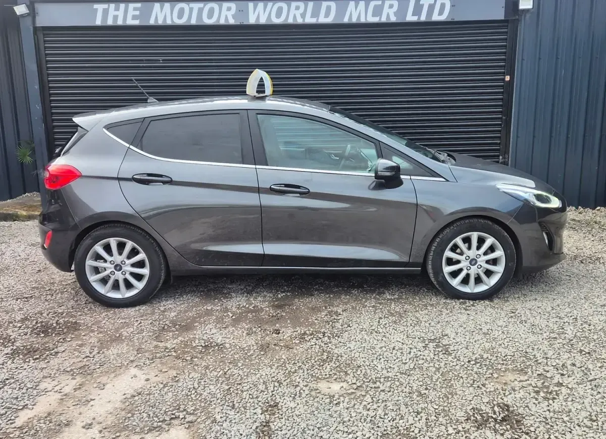 Used Ford Fiesta Titanium 100 HP (73 kW) 2017 Grey Hatchback
