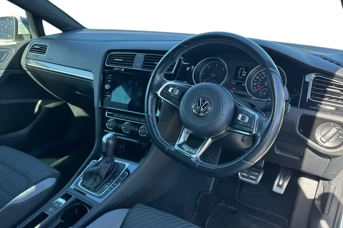 Used VW Golf VII R-line Edition 150 HP (110 kW) 2019 White Hatchback