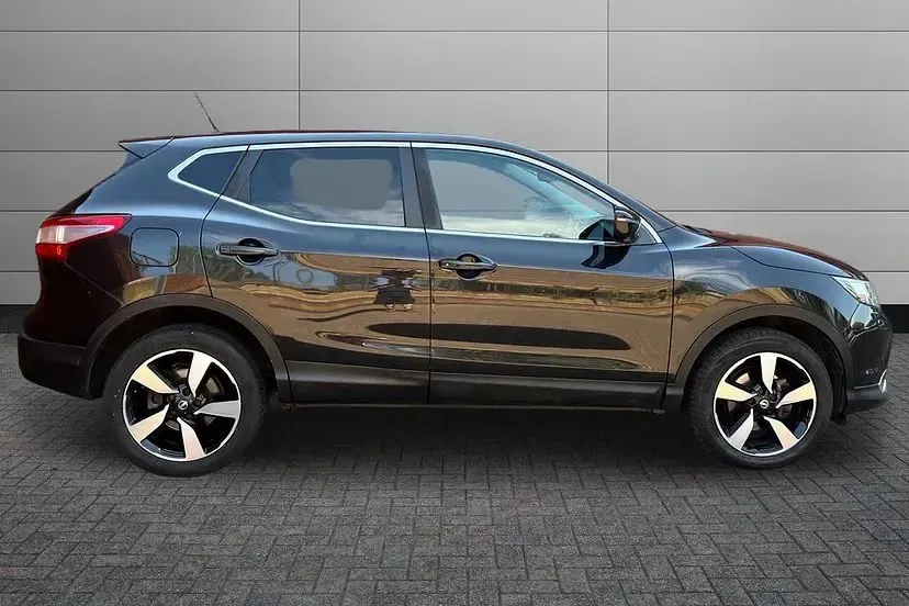 Used Nissan Qashqai N-Connecta 110 HP (80 kW) 2017 Black SUV