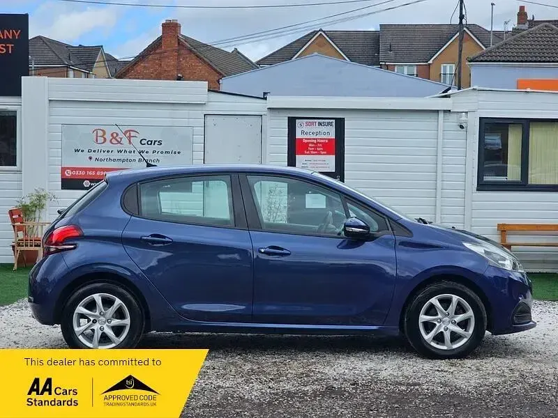 Used Peugeot 208 Active 68 HP (50 kW) 2016 Blue Hatchback