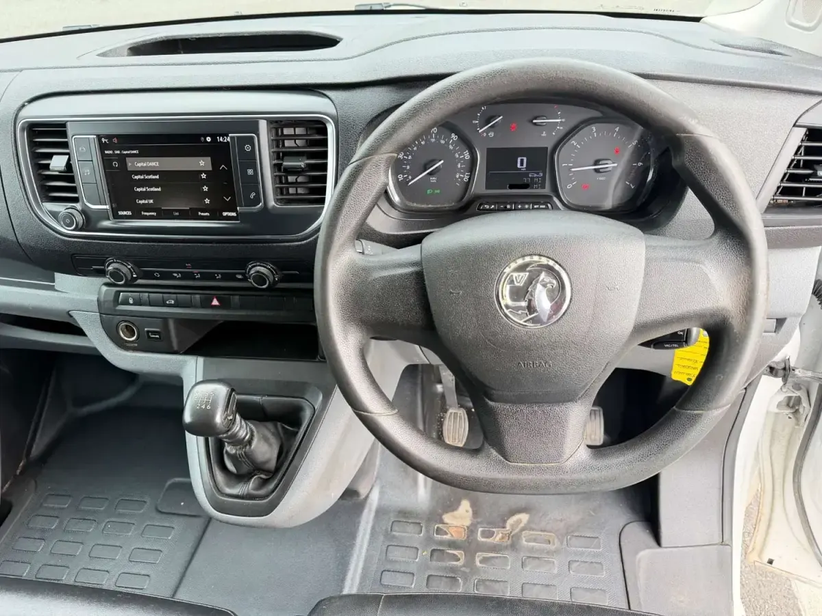 Używany Vauxhall Vivaro S 100 KM (73 kW) 2021 Biały Minivan