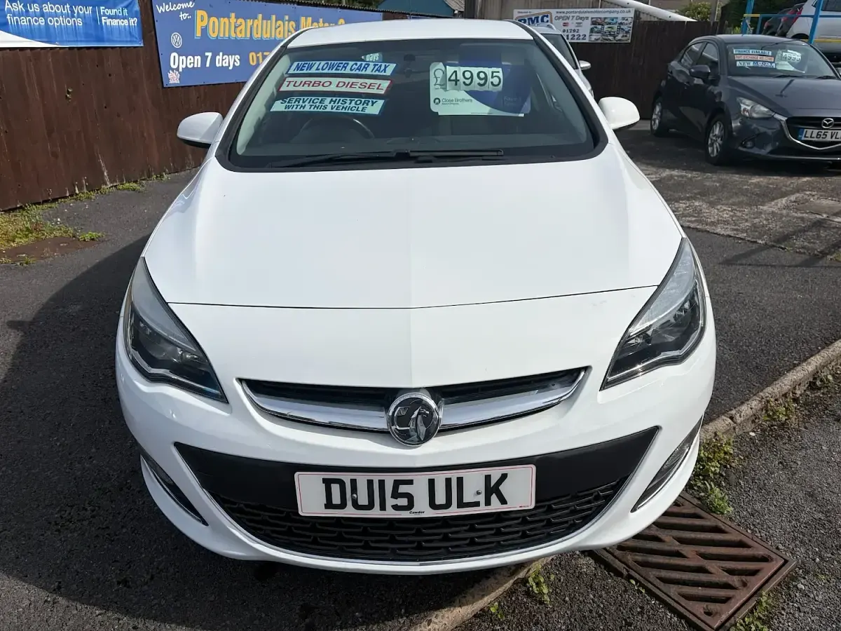 Used Vauxhall Astra SRi 165 HP (121 kW) 2015 White Hatchback