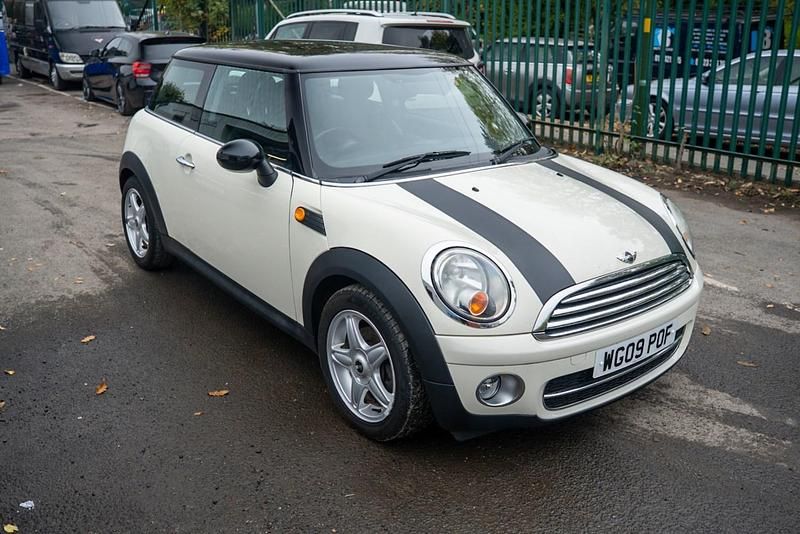 White Used 2009 Mini Cooper D Hatch Hatchback | £2,350 (Good price) - Image 1/4