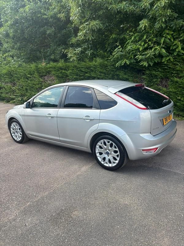 Used Ford Focus Zetec 110 HP (80 kW) 2011 Silver Hatchback