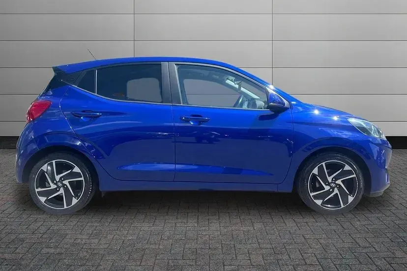 Used Hyundai i10 Premium 66 HP (48 kW) 2022 Brass Hatchback