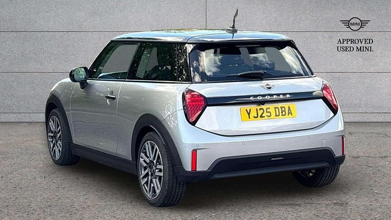 Usado Mini Cooper Hatch 113 kW (154 CV) 2025 Plateado Utilitario