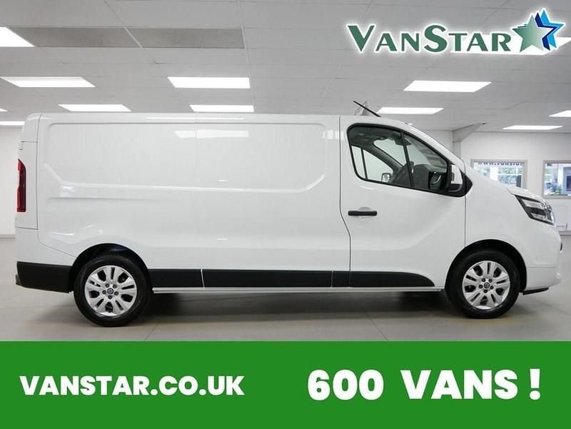 White Used 2024 Nissan Primastar Tekna+ MPV | £22,489 (Fair price) - Image 1/4