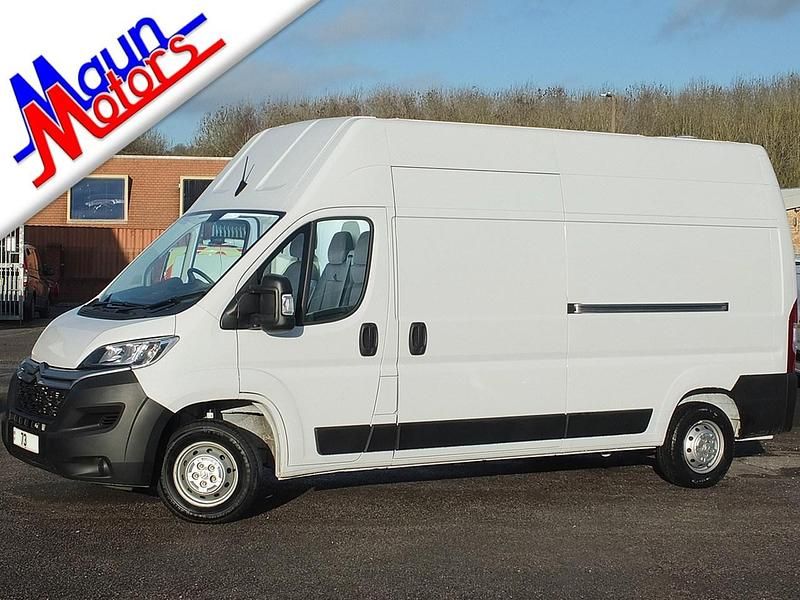 Usado Citroën Relay 140 HP (102 kW) 2023 Branco Van