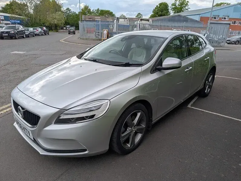 Used Volvo V40 Momentum 122 HP (89 kW) 2016 Silver Hatchback