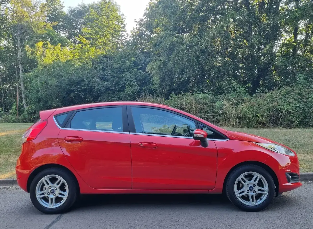 Used Ford Fiesta Zetec 100 HP (73 kW) 2014 Red Hatchback