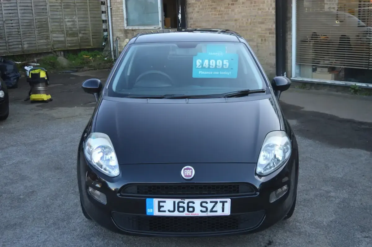 Used Fiat Punto Pop 69 HP (50 kW) 2016 Black Hatchback