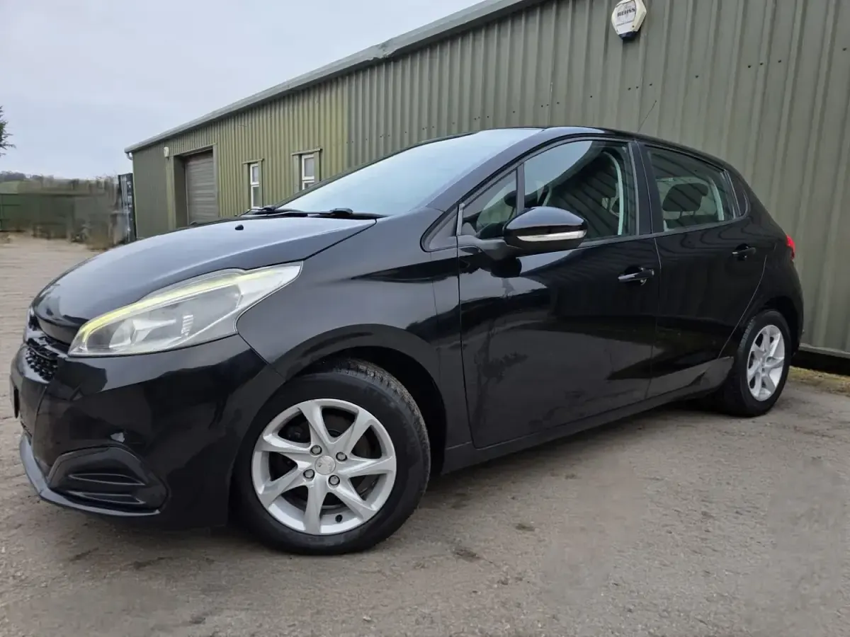 Second-hand Peugeot 208 Active 2015 Negru Hatchback