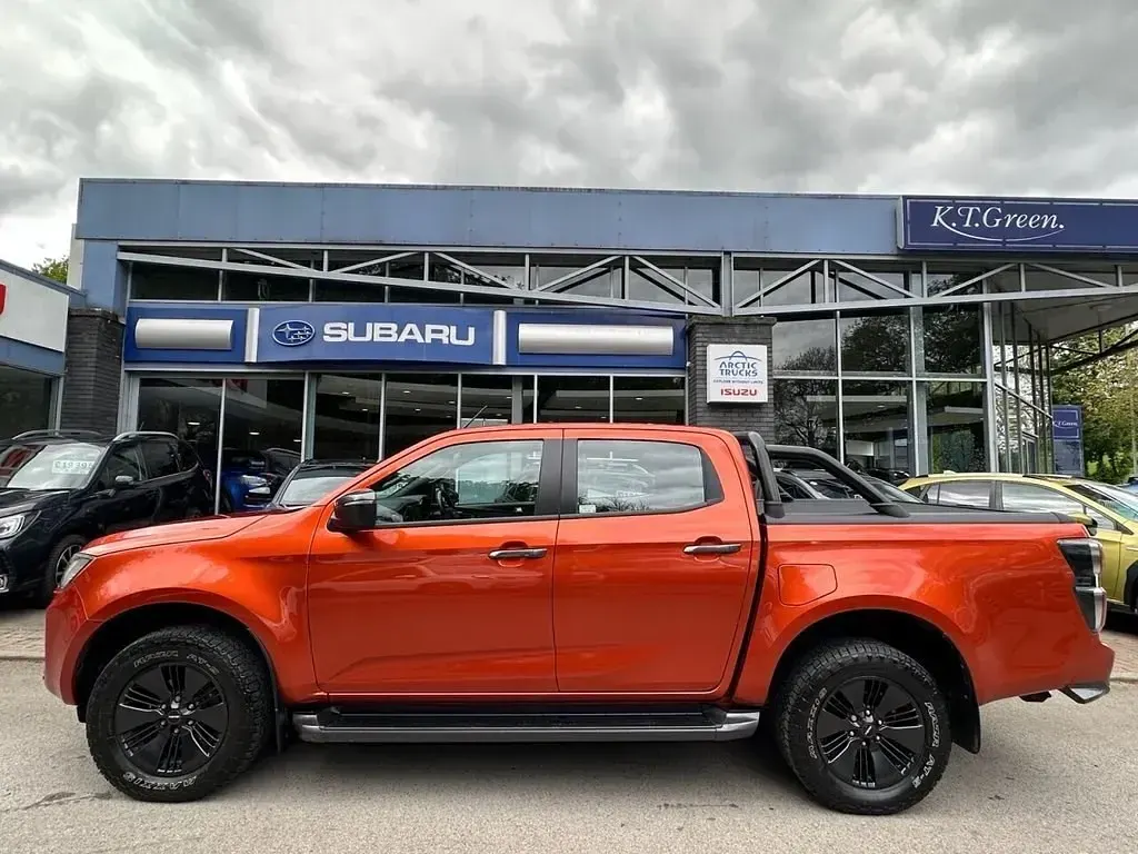 Usado Isuzu D-Max 164 HP (120 kW) 2023 Laranja Pickup