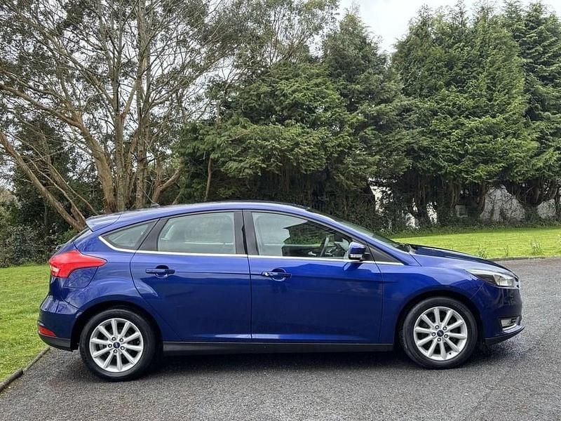 Begagnad Ford Focus Titanium 125 HK (91 kW) 2018 Blå Halvkombi