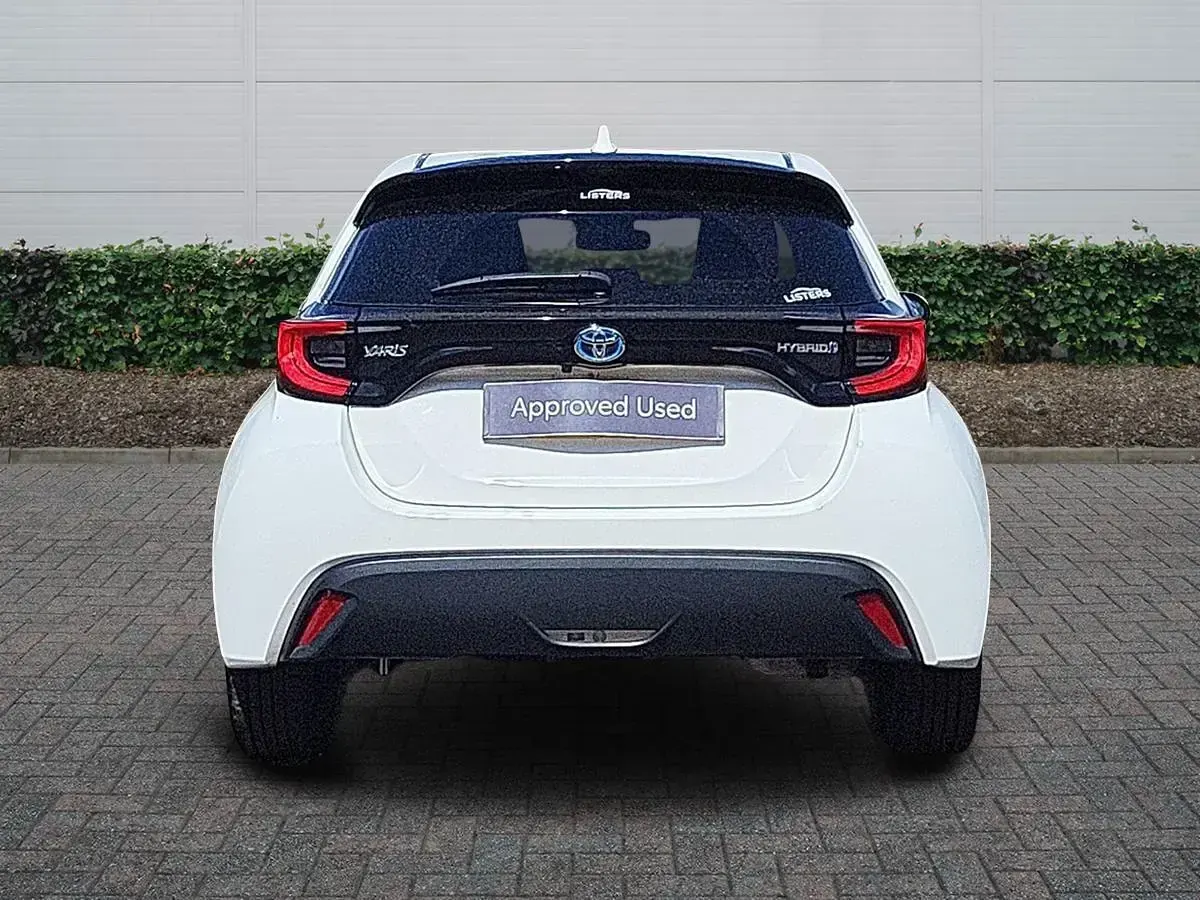 Used Toyota Yaris Design 116 HP (85 kW) 2022 White Hatchback