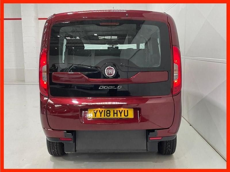 Used Fiat Doblò Easy 95 HP (69 kW) 2018 Red MPV