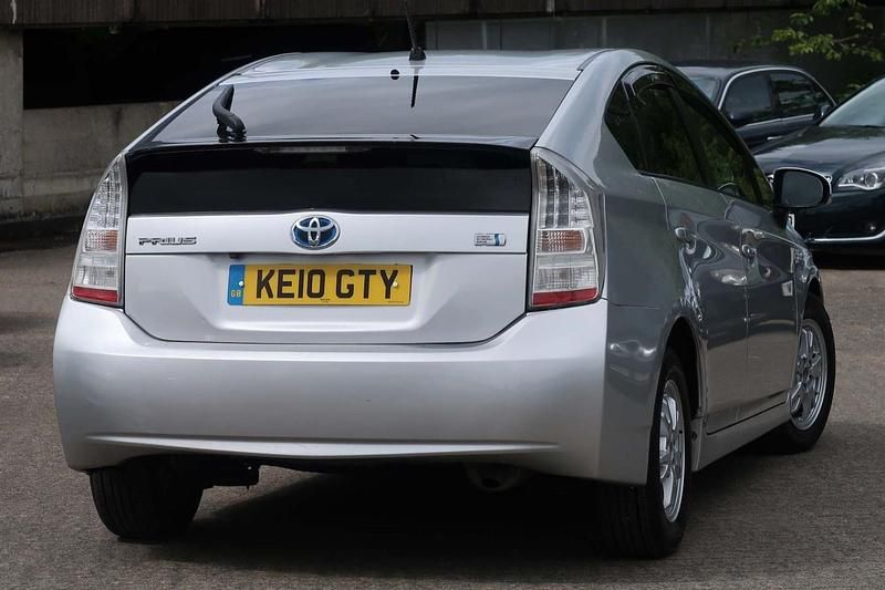 Used Toyota Prius T4 122 HP (89 kW) 2016 Silver Hatchback