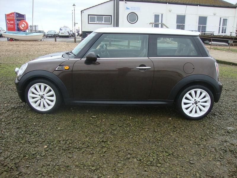 Usado Mini Cooper Hatch 2009 Marrón Utilitario