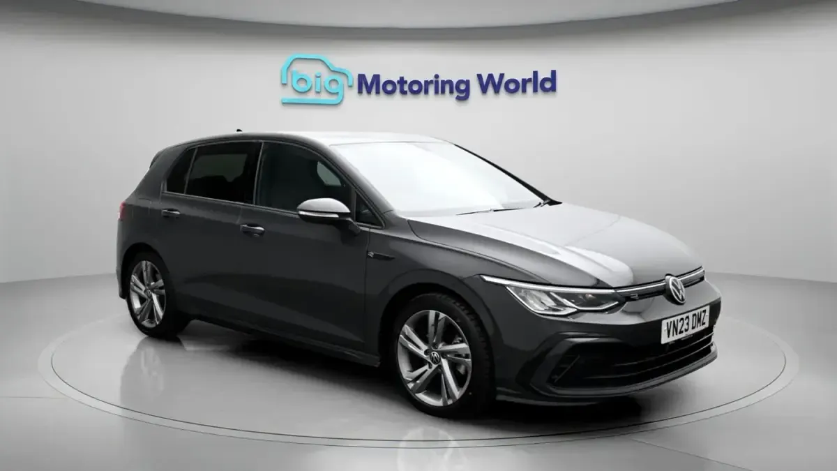 Second-hand VW Golf VIII R-line 150 CP (110 kW) 2023 Hatchback