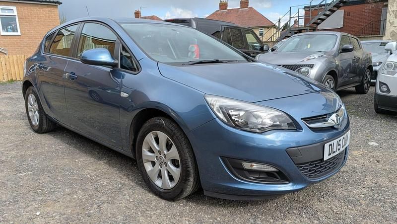 Second-hand Vauxhall Astra Design Edition 2015 Albastru Hatchback