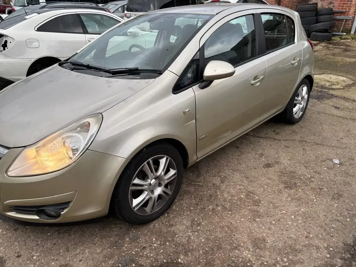 Begagnad Vauxhall Corsa Design Edition 89 HK (65 kW) 2009 Guld Halvkombi