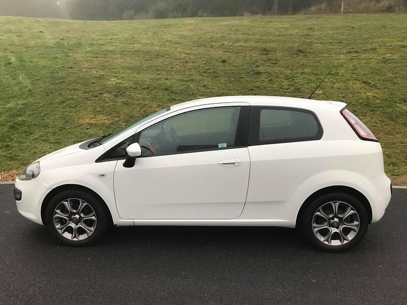 Used Fiat Punto S 77 HP (56 kW) 2010 White Hatchback
