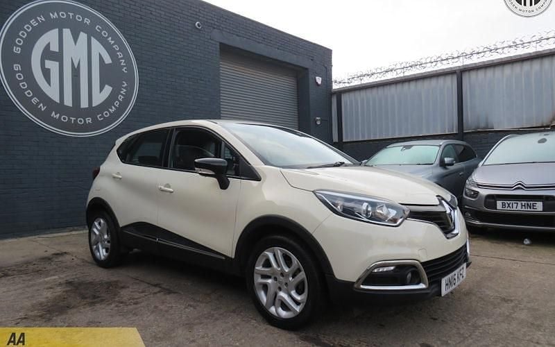 Used Renault Captur Dynamique 90 HP (66 kW) 2016 Cream SUV