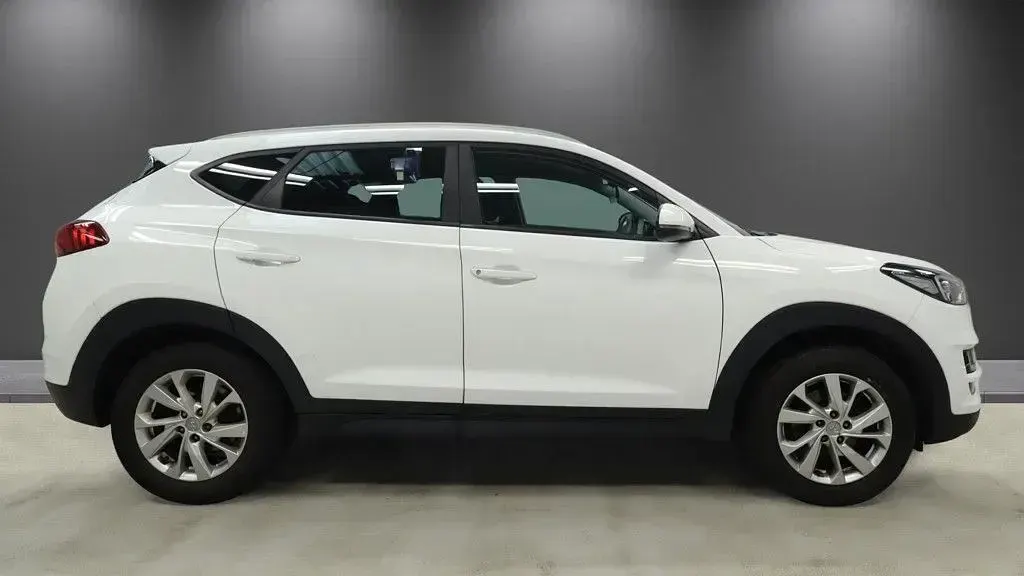 Used Hyundai Tucson SE 132 HP (97 kW) 2020 White SUV