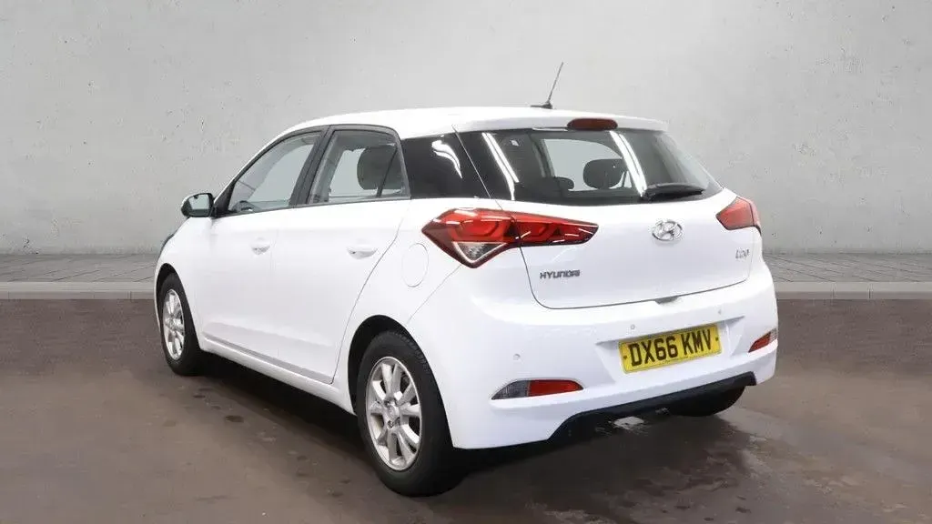 Used Hyundai i20 SE 84 HP (61 kW) 2016 White Hatchback