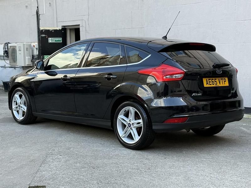 Used Ford Focus Zetec 125 HP (91 kW) 2015 Black Hatchback